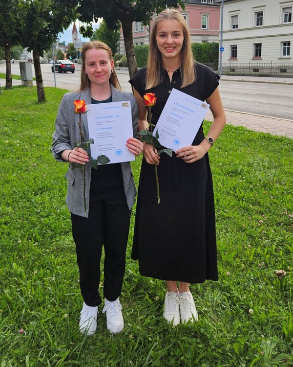 Auf dem Bild kann man 2 junge Frauen sehen die ein Abschlusszeugnis in der Handhalten und in die Kamera lächeln | © RÖSLE GROUP