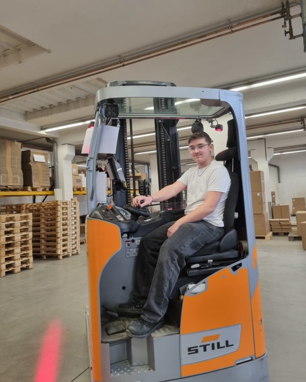 Ein Junge sitzt auf einem Gabelstapler und lächelt in die Kamera | © RÖSLE GROUP