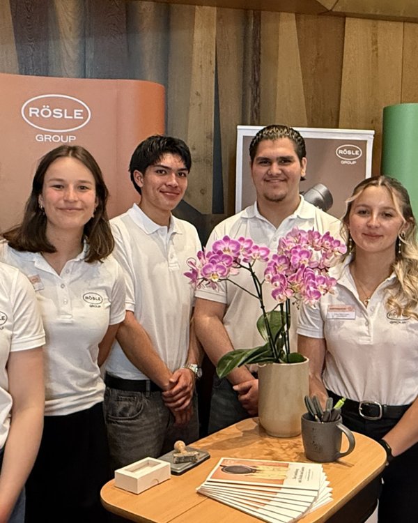 4 Mädchen und 2 Jungs stehen vor einem kleinem Messestand von RÖSLE. Sie tragen alle RÖSLE Shirts, welche weiß sind | © RÖSLE GROUP