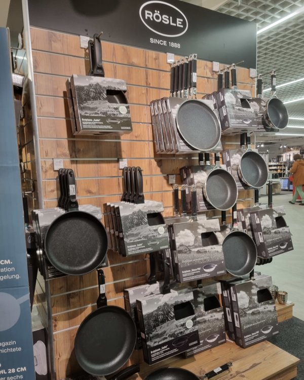 Auf dem Bild sieht man einen RÖSLE Austeller. An diesem sind ganz viele Pfannen zu sehen. | © RÖSLE GROUP